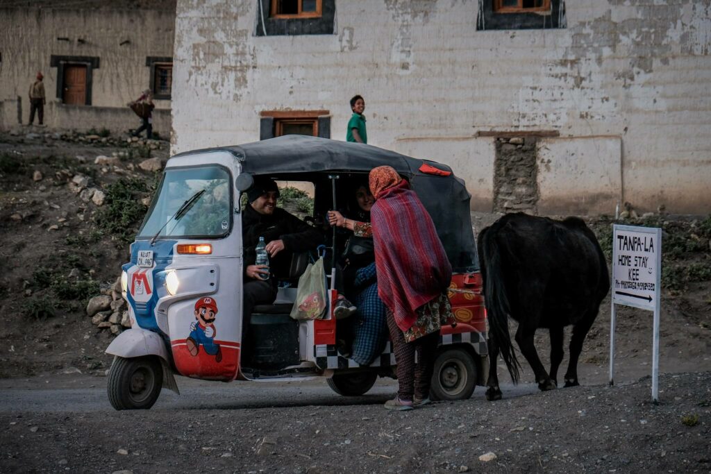 locals on the rickshaw run himalaya